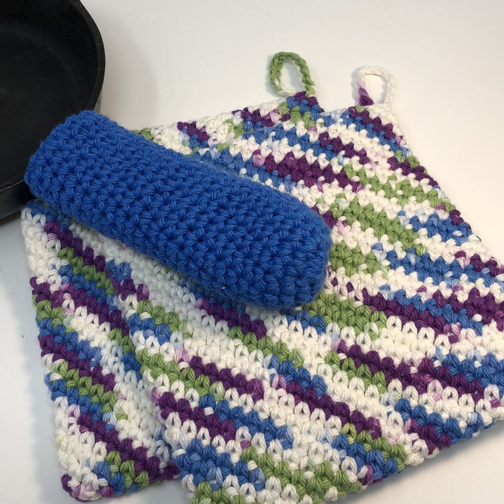 2 cotton potholders 1 cast iron pan handle holder